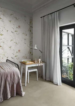 White Deco - Dünne Großformat-Wandfliesen mit Blumendekoren White Deco - Dünne Großformat-Wandfliesen mit Blumendekoren