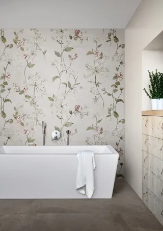 White Deco - Dünne Großformat-Wandfliesen mit Blumendekoren White Deco - Dünne Großformat-Wandfliesen mit Blumendekoren