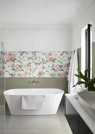 Momenti - Dünne Wandfliesen mit Blumen- und Art-Deco-Mustern Momenti - Dünne Wandfliesen mit Blumen- und Art-Deco-Mustern