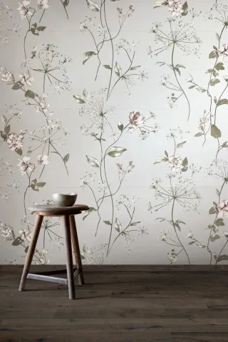 White Deco - Dünne Großformat-Wandfliesen mit Blumendekoren White Deco - Dünne Großformat-Wandfliesen mit Blumendekoren