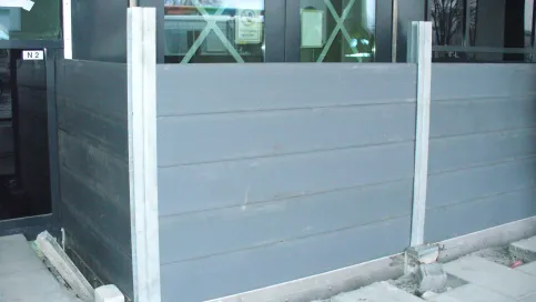 Holzverkleidung mit Aluminiumrahmen an einem Eingangsbereich