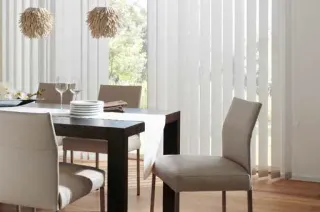 Lamellenvorhänge für den innenliegenden Sonnenschutz Lamellenvorhänge für den innenliegenden Sonnenschutz