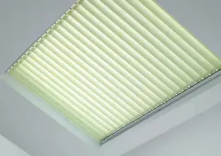 Lamellenvorhänge für den innenliegenden Sonnenschutz Lamellenvorhänge für den innenliegenden Sonnenschutz