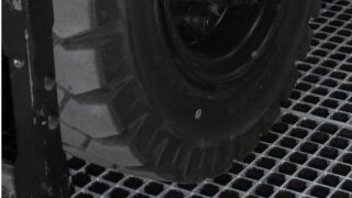 Befahrbares Reifenreinigungssystem T-Rex für Industriehallen Befahrbares Reifenreinigungssystem T-Rex für Industriehallen