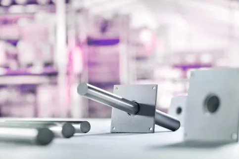 Detailaufnahme von Metallverbindungsstücken und Rohren in einer industriellen Umgebung