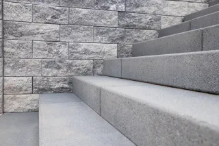 Palisaden und Treppenstufen für den Außenbereich von EHL Palisaden und Treppenstufen für den Außenbereich von EHL