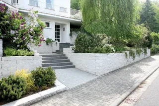 Palisaden und Treppenstufen für den Außenbereich von EHL Palisaden und Treppenstufen für den Außenbereich von EHL