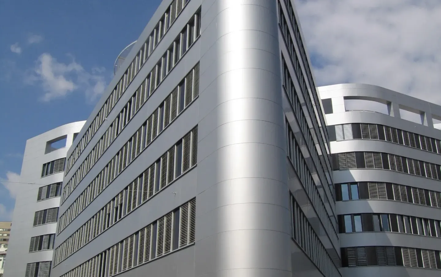 Lichtlenkung mit reflektierenden Tageslicht-Lamellen Lichtlenkung mit reflektierenden Tageslicht-Lamellen