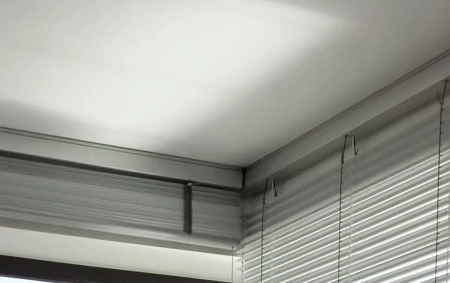 Jalousielamellen für Tageslichtlenkung und Sonnenschutz Jalousielamellen für Tageslichtlenkung und Sonnenschutz