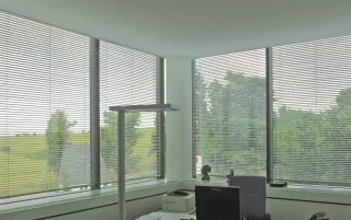 Lichtlenkung mit reflektierenden Tageslicht-Lamellen Lichtlenkung mit reflektierenden Tageslicht-Lamellen