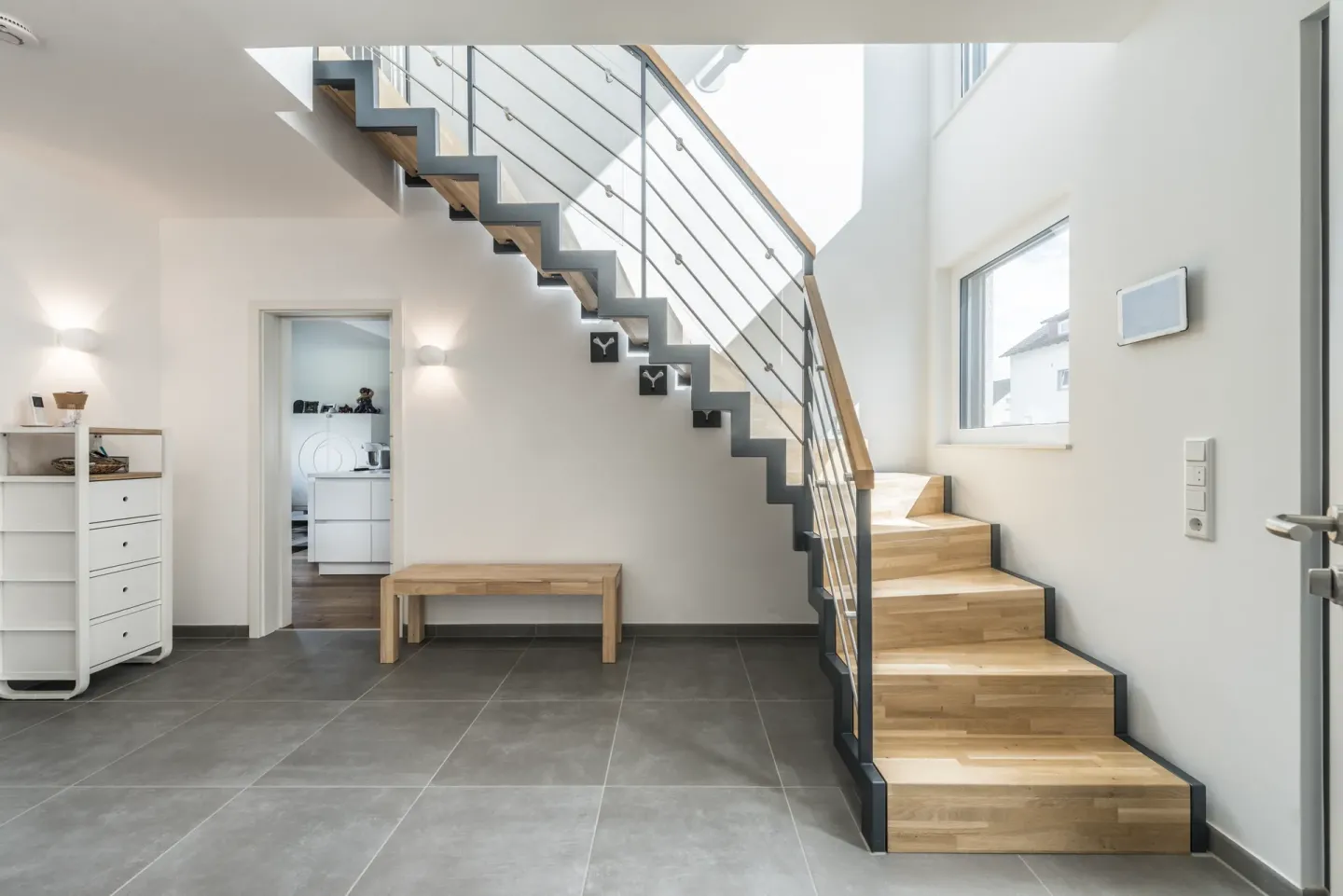 Wandlungsreiche Flachstahlwangentreppen für den Wohnbereich