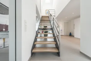 Wandlungsreiche Flachstahlwangentreppen für den Wohnbereich