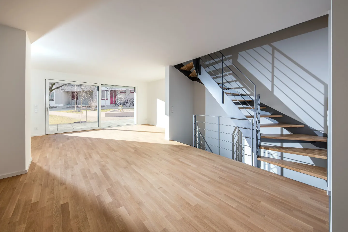 Wandlungsreiche Flachstahlwangentreppen für den Wohnbereich