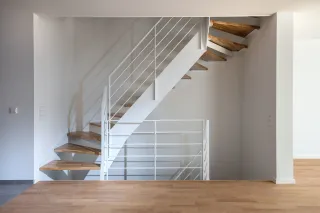 Wandlungsreiche Flachstahlwangentreppen für den Wohnbereich