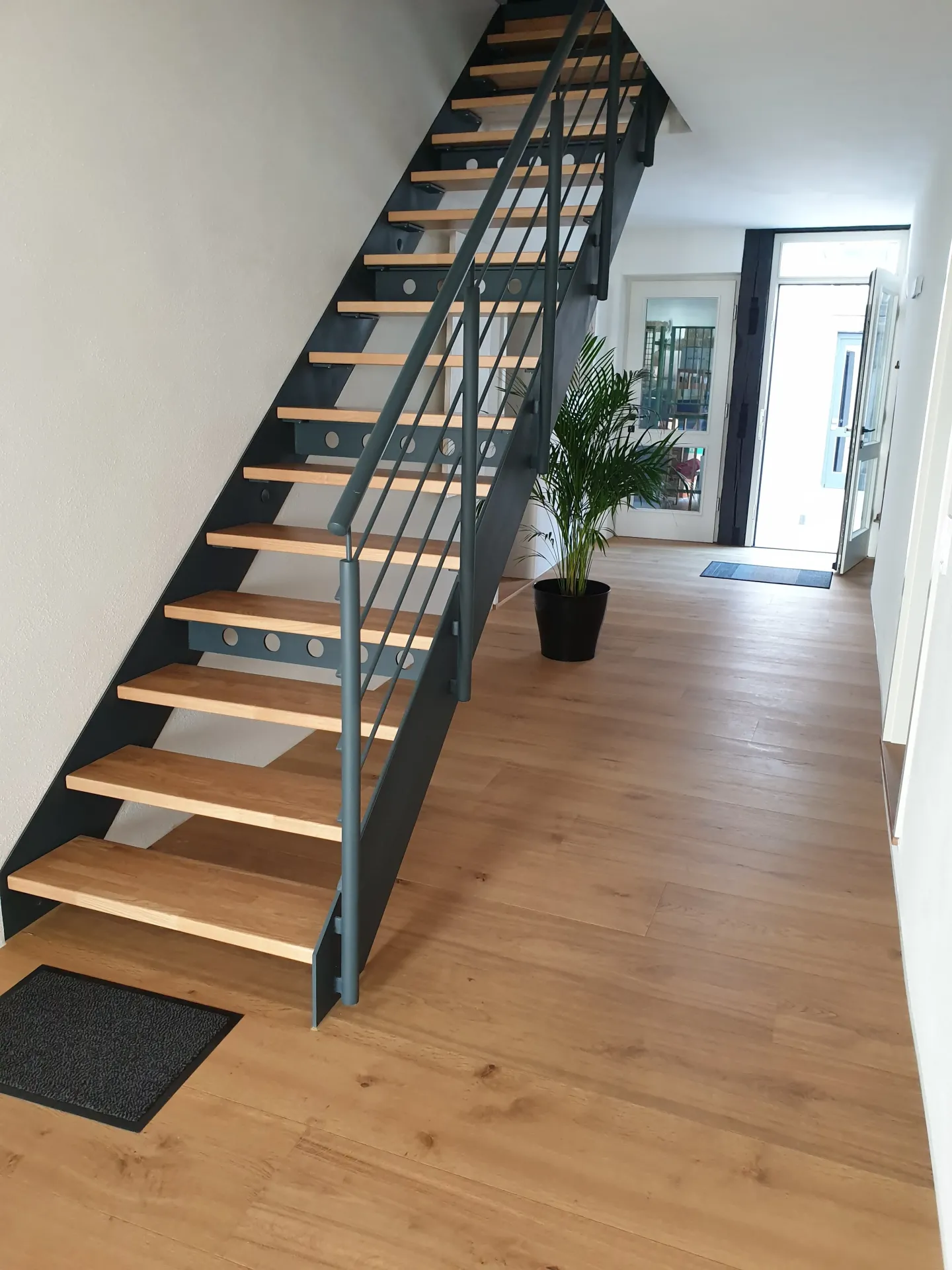 Wandlungsreiche Flachstahlwangentreppen für den Wohnbereich