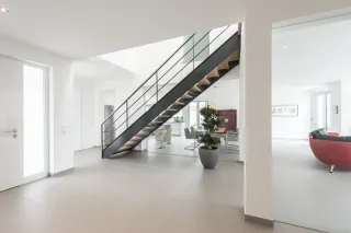 Wandlungsreiche Flachstahlwangentreppen für den Wohnbereich