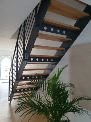 Wandlungsreiche Flachstahlwangentreppen für den Wohnbereich