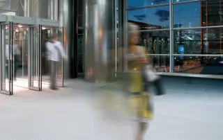Automatische Sicherheitstüren: Schiebetüren, Durchgangsschleusen, Fluchttürsystem Automatische Sicherheitstüren: Schiebetüren, Durchgangsschleusen, Fluchttürsystem