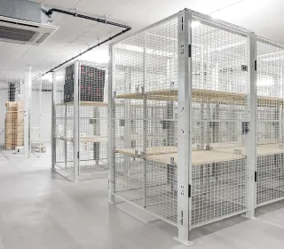 Trennwände: Gitterwände und Stahlblechwände Trennwände: Gitterwände und Stahlblechwände