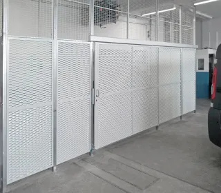 Trennwände: Gitterwände und Stahlblechwände Trennwände: Gitterwände und Stahlblechwände