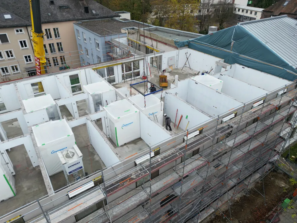 Barrierefrei und rollstuhltauglich: Die Badmodule werden exakt platziert, verschraubt und an die Haustechnik angeschlossen. Barrierefrei und rollstuhltauglich: Die Badmodule werden exakt platziert, verschraubt und an die Haustechnik angeschlossen.
