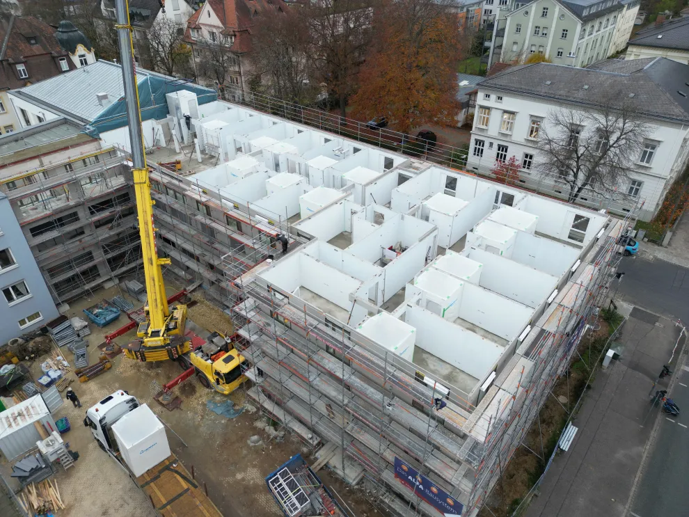 Dank des Bausystems aus Fertigbauteilen und komplett ausgestatteten Badmodulen war der Neubau innerhalb weniger Monate fertig. Dank des Bausystems aus Fertigbauteilen und komplett ausgestatteten Badmodulen war der Neubau innerhalb weniger Monate fertig.