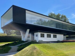 Inspiration in Schwarz & Weiß: Gebäudehülle vereint Anspruch an Design & Dynamik