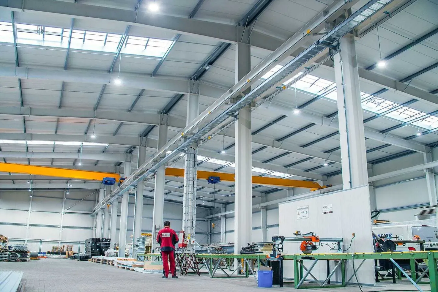 Wandpaneel mit verdecktem Befestigungssystem Wandpaneel mit verdecktem Befestigungssystem