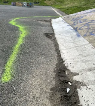Die besondere Struktur mit Rampen und Übergängen zwischen verschiedenen Materialien wie Asphalt und Metall stellte eine technische Herausforderung dar.