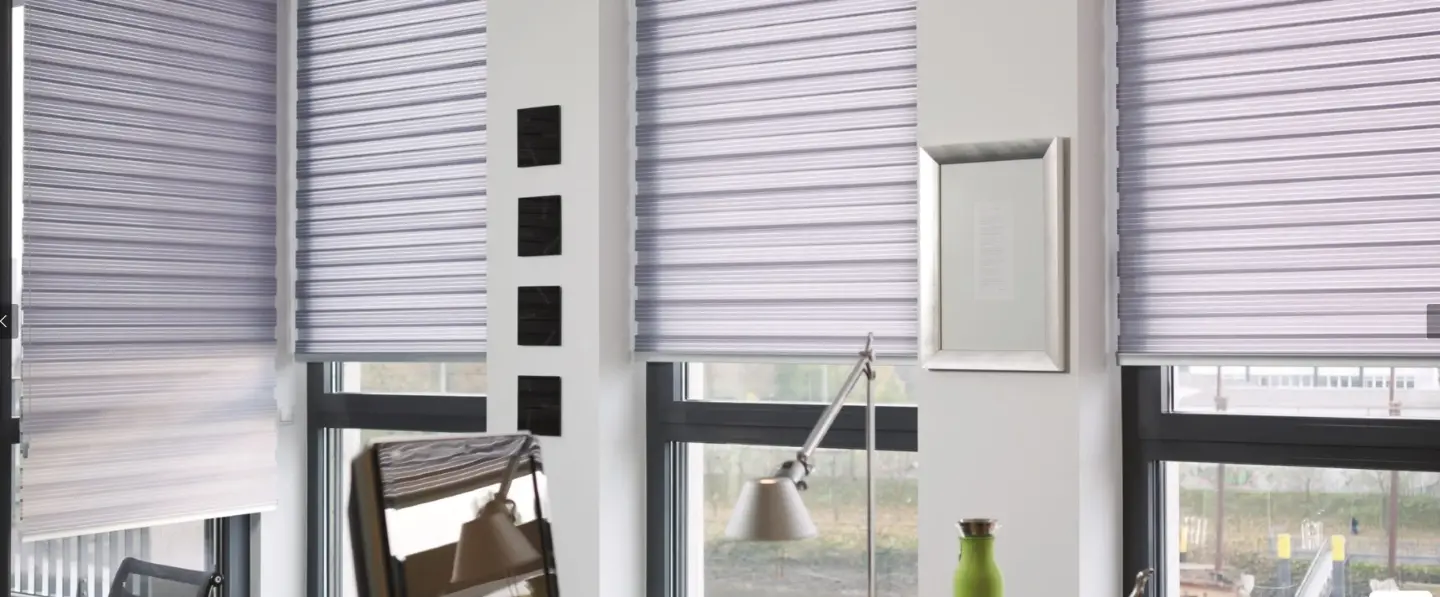 Innenliegender Sonnenschutz: Rollo, Doublé und Triplé Innenliegender Sonnenschutz: Rollo, Doublé und Triplé