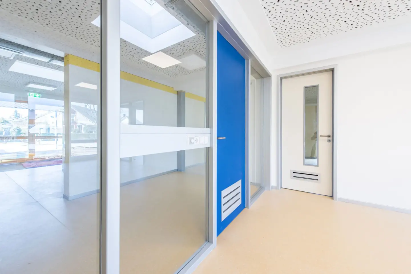 Fingerschutztüren mit integriertem Klemmschutz Fingerschutztüren mit integriertem Klemmschutz