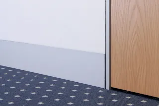 Sockelprofile und Wandrammschutzprofile aus Aluminium Sockelprofile und Wandrammschutzprofile aus Aluminium