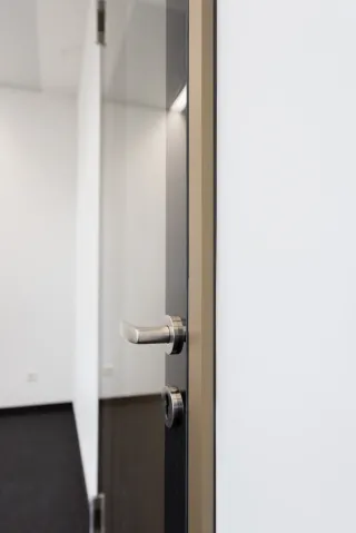 Flächenbündige Glasverbund-Türelemente Flächenbündige Glasverbund-Türelemente