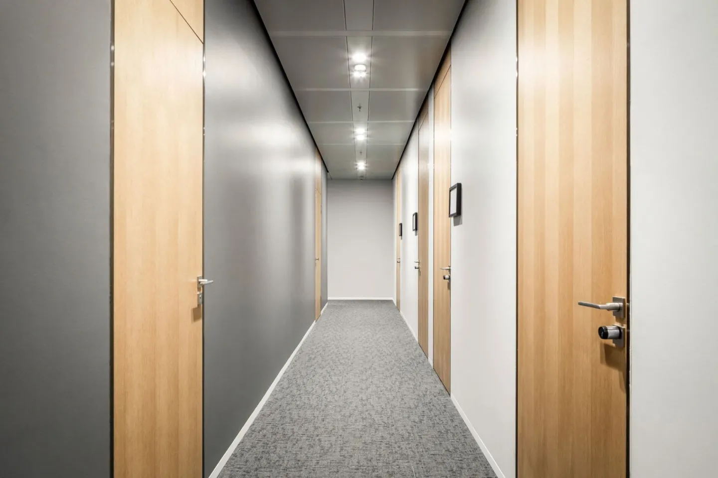 Aluminiumzargen für Holz- und Glastüren Aluminiumzargen für Holz- und Glastüren