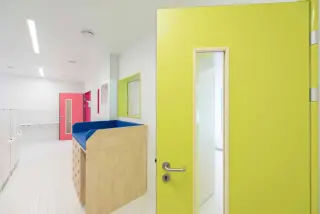 Fingerschutztüren mit integriertem Klemmschutz Fingerschutztüren mit integriertem Klemmschutz