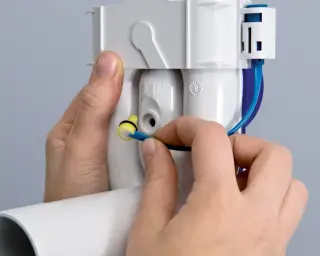 Urinal-Steuerungen mit berührungsloser oder manueller Auslösung Urinal-Steuerungen mit berührungsloser oder manueller Auslösung