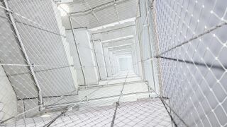 Absturzsicherungen mit Edelstahl-Seilnetzen für verschiedene Anwendungen