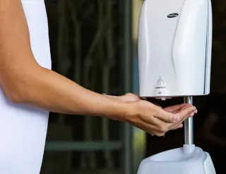 Händedesinfektion mit berührungslosen Desinfektionsmittelspendern Händedesinfektion mit berührungslosen Desinfektionsmittelspendern