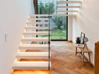 Kragtreppen aus Stein, Glas und Holz