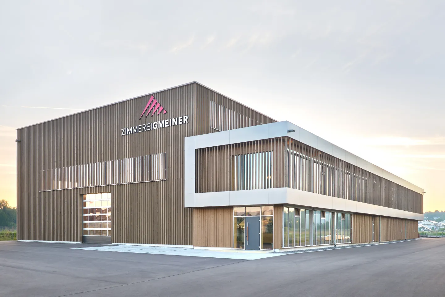 Holztragwerke für Industrie-, Gewerbe- und Logistikhallen Holztragwerke für Industrie-, Gewerbe- und Logistikhallen