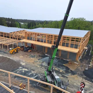 Holztragwerke für Industrie-, Gewerbe- und Logistikhallen Holztragwerke für Industrie-, Gewerbe- und Logistikhallen