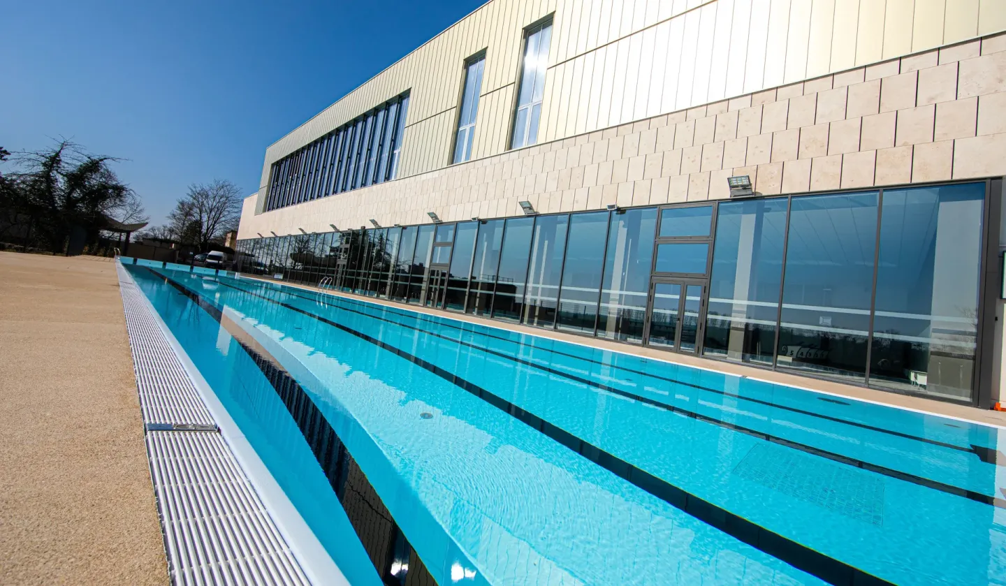 Schwimmbadroste von emco zur Abdeckung von Überflutungsrinnen Schwimmbadroste von emco zur Abdeckung von Überflutungsrinnen