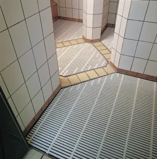 Schwimmbadroste von emco zur Abdeckung von Überflutungsrinnen Schwimmbadroste von emco zur Abdeckung von Überflutungsrinnen