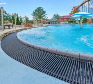 Schwimmbadroste von emco zur Abdeckung von Überflutungsrinnen Schwimmbadroste von emco zur Abdeckung von Überflutungsrinnen