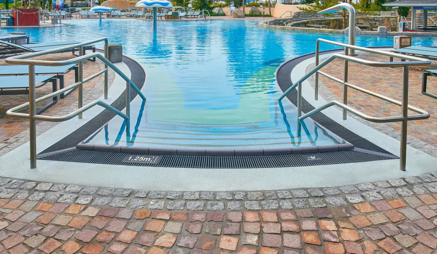 Schwimmbadroste von emco zur Abdeckung von Überflutungsrinnen Schwimmbadroste von emco zur Abdeckung von Überflutungsrinnen