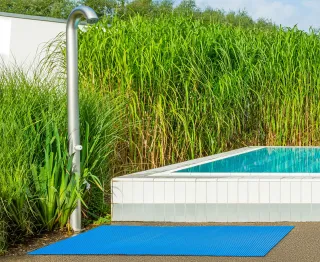 Schwimmbadroste von emco zur Abdeckung von Überflutungsrinnen Schwimmbadroste von emco zur Abdeckung von Überflutungsrinnen