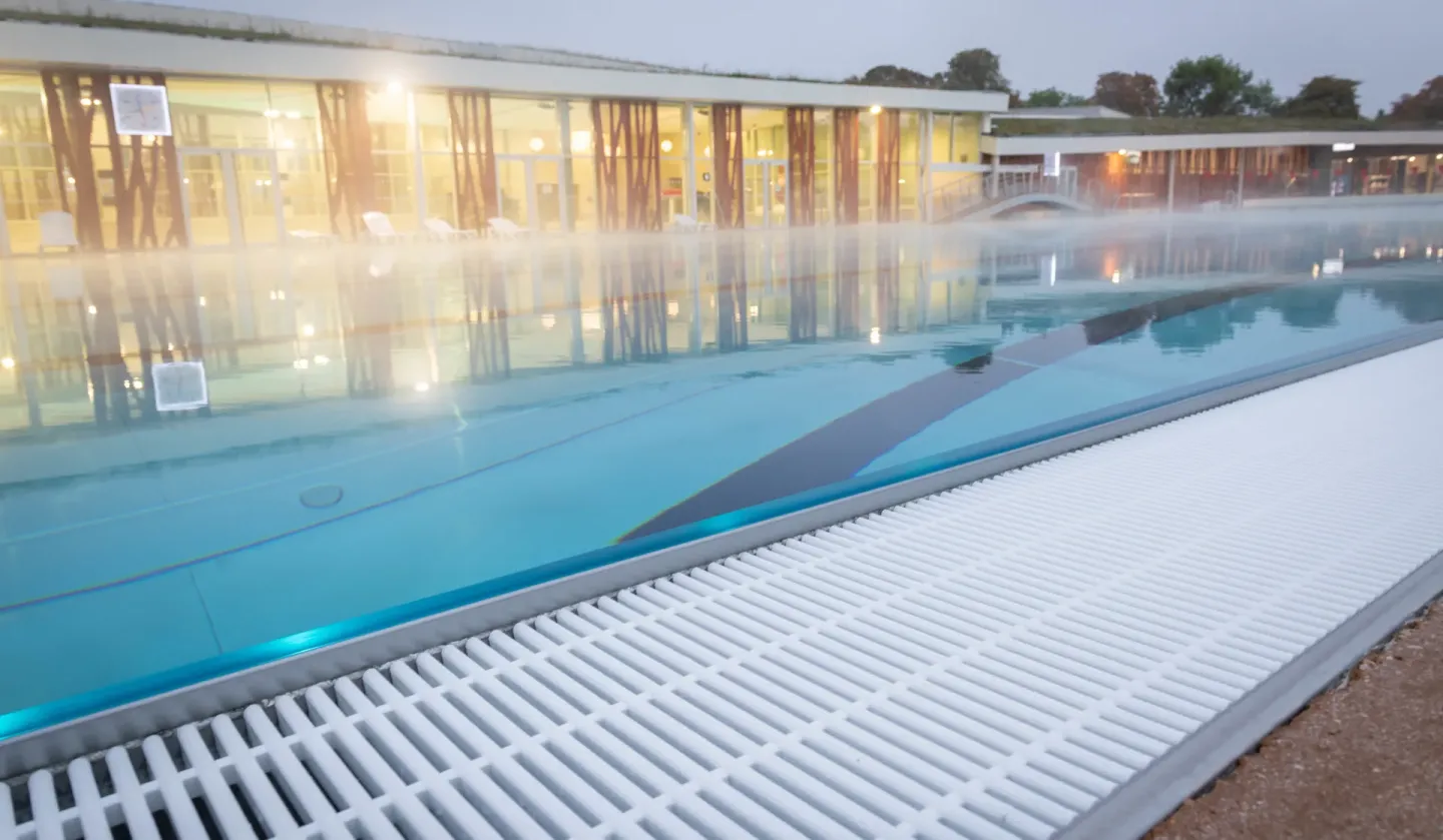 Schwimmbadroste von emco zur Abdeckung von Überflutungsrinnen Schwimmbadroste von emco zur Abdeckung von Überflutungsrinnen