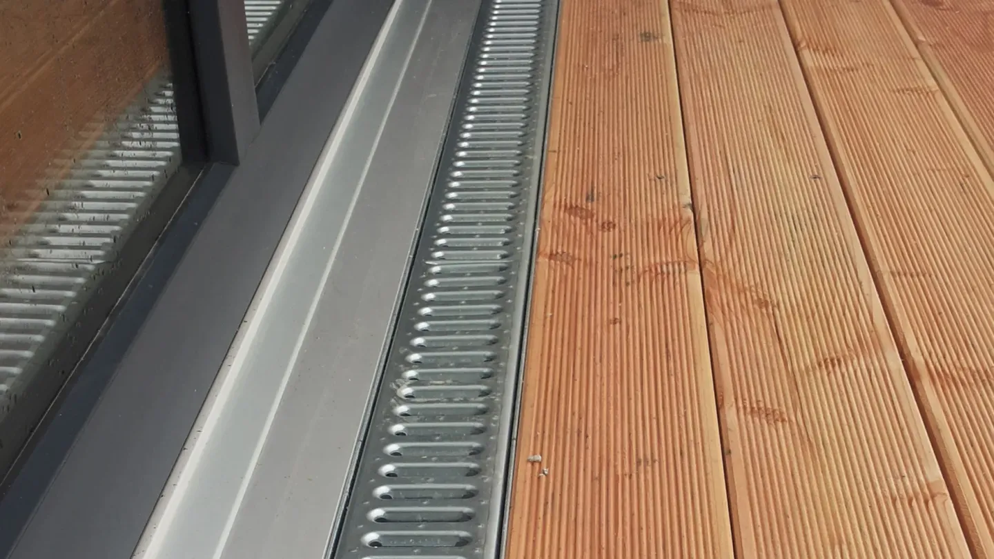 Drainagerinnen für die Terrassen- und Fassadenentwässerung Drainagerinnen für die Terrassen- und Fassadenentwässerung