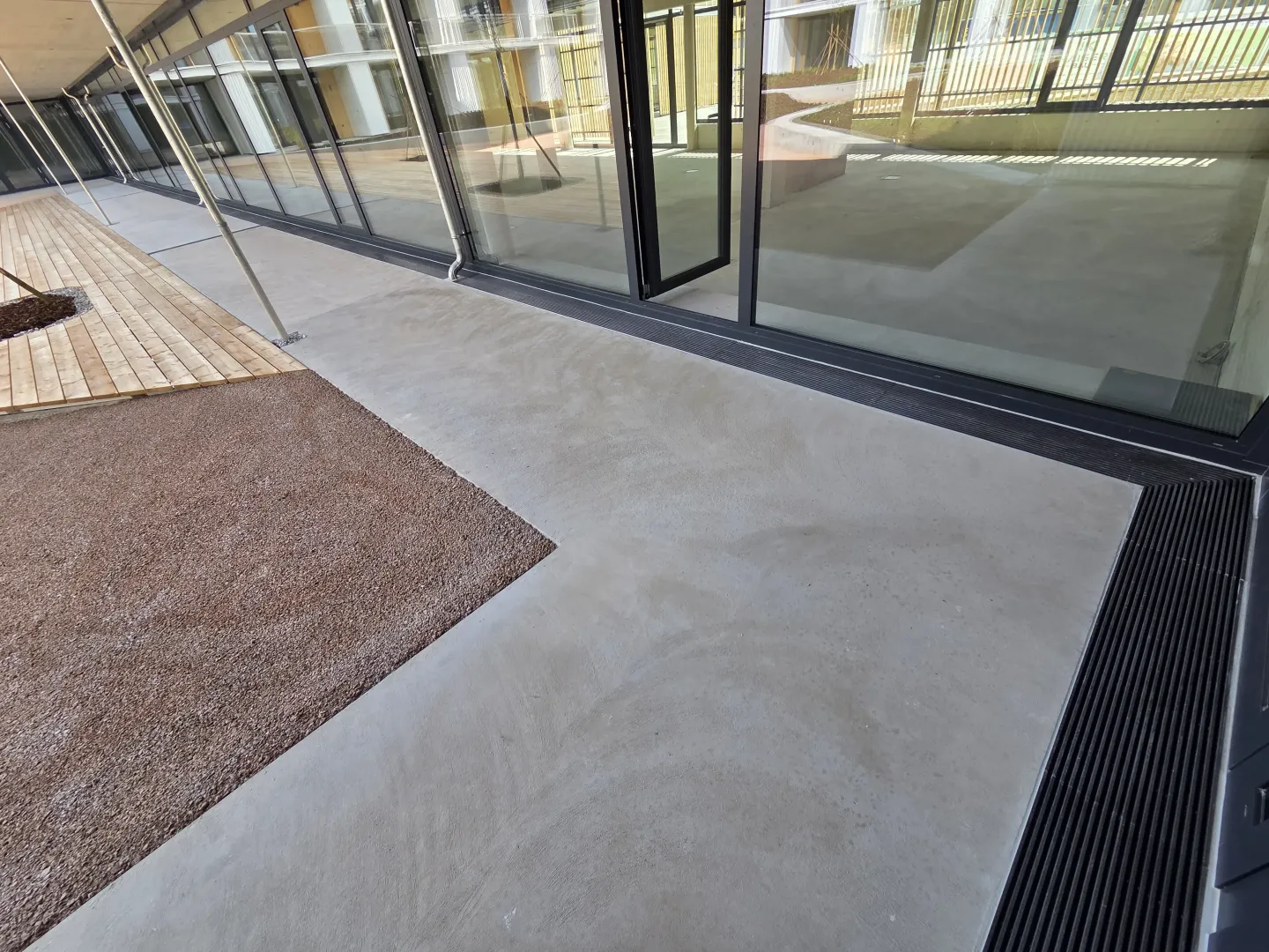 Drainagerinnen für die Terrassen- und Fassadenentwässerung Drainagerinnen für die Terrassen- und Fassadenentwässerung