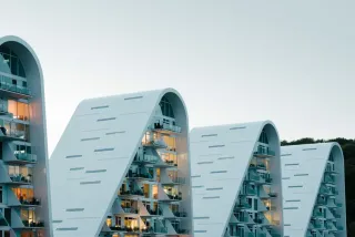 Keramikelemente für die vorgehängte hinterlüftete Keramikfassade Keramikelemente für die vorgehängte hinterlüftete Keramikfassade